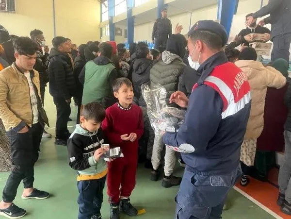 İzmir açıklarında 336 düzensiz göçmen yakalandı: 6 şüpheli gözaltında - 2