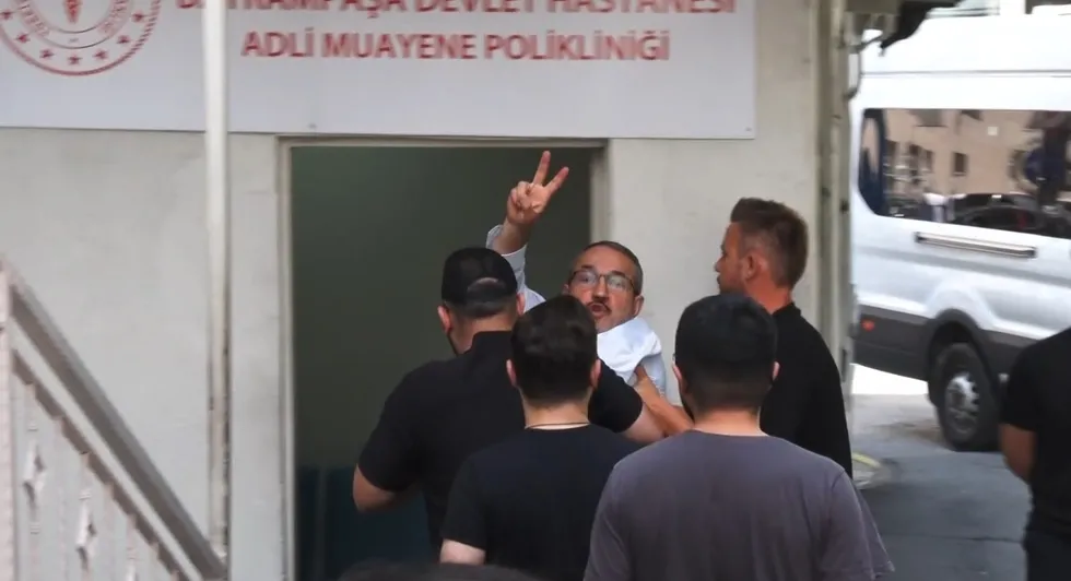 ultraslan-lideri-muzaffer-sirinden-sok-savunma-evinden-servet-ve-cephane-cikti-26-yasindaki-oglunun-hesabindak-1786469802083.jpg UltrAslan lideri Muzaffer Şirin'den şok savunma! Evinden servet ve cephane çıktı: 26 yaşındaki oğlunun hesabındaki milyonları açıklayamadı - 2