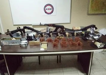 Duvarın içinden cephanelik çıktı