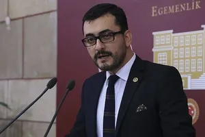 FETÖden Eren Erdem’e çiçek saksısında tape servisi