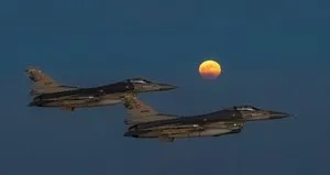 Türk jetlerinden Süper Ay’da enfes görüntüler