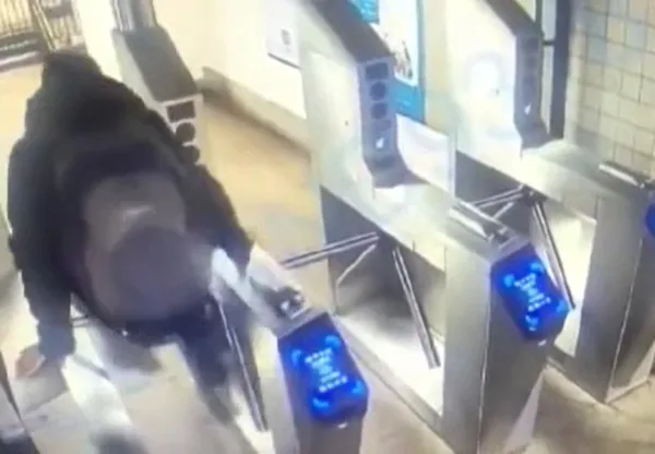 1641303713318.jpg Metroya kaçak binmek istedi! Hayatını kaybetti - 2