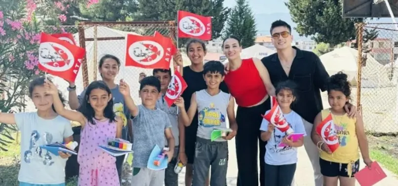 Atakan Özkaya ve Asena Girişken bayramda deprem bölgesinde! Çocuklarla bir araya geldiler