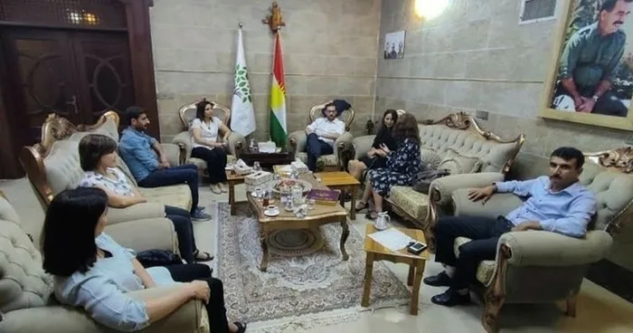 Son dakika: HDP’den terör itirafı gibi paylaşım! Elebaşı Öcalan’ın fotoğrafı altında görüştüler