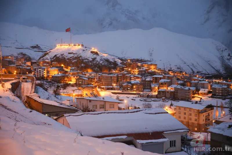 Hakkari'de kar yağışı şehri beyaza bürüdü! Onlarca köy yolu ulaşıma kapandı 2