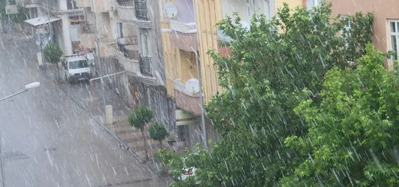 Adıyaman'da bir evi su bastı polisler yardıma koştu