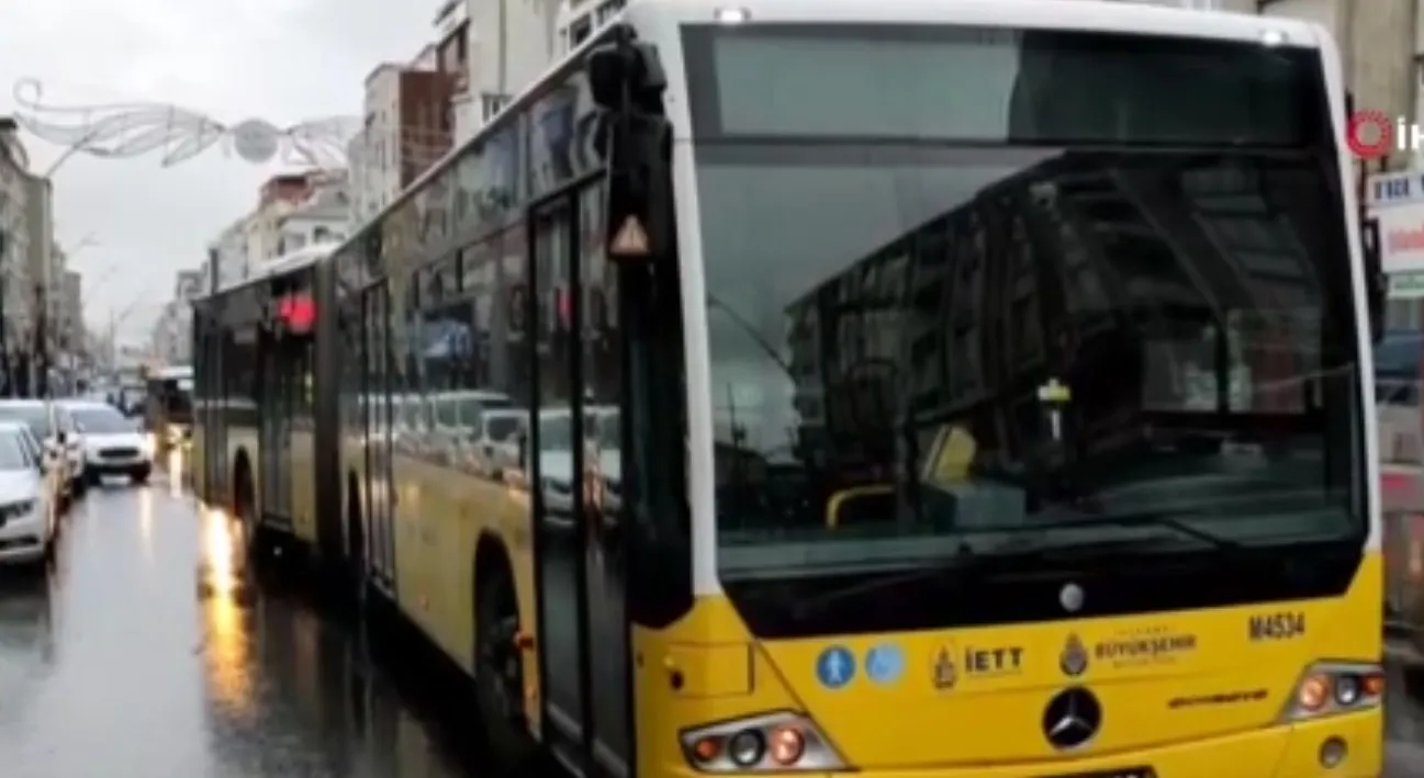 2 İETT otobüsü yolda kaldı! Trafikte sürücüler zor anlar yaşadı