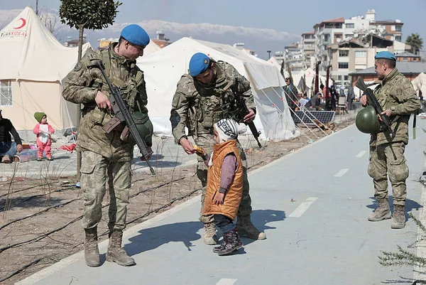 MSB’den deprem paylaşımı: Ordu-milletiz! Hepimiz komandoyuz