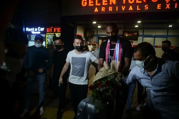 1624830014042.jpg Trabzonspor'un yeni transferi Fode Koita Trabzon'a geldi! Golcü oyuncu çiçeklerle karşılandı - 3