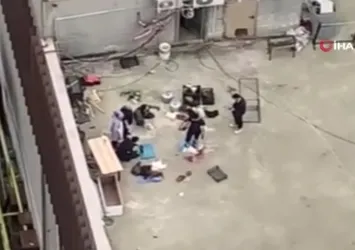 Esenyurt'ta apartman çatısında tavuk kesimi
