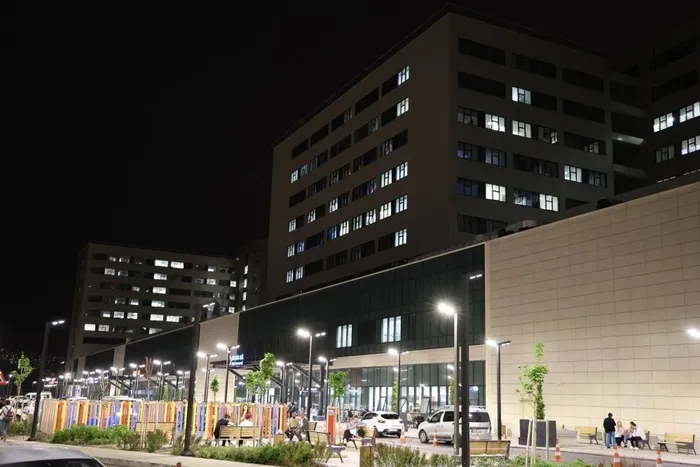 izmirde-doktor-ve-saglik-calisanlari-kendilerini-odaya-kilitledi-tehdit-suphelisi-tutuklandi-1713911347510.jpeg Hastanede akılalmaz olay! “Katliam” yapacağım diyerek tehdit etti | Doktor ve sağlık çalışanları kendilerini odaya kilitledi - 2