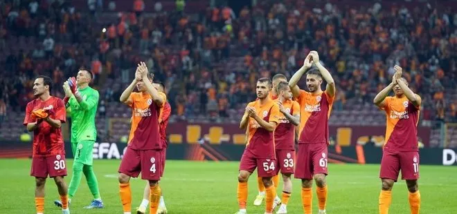 Galatasaraylı futbolcular Lazio galibiyetini taraftarlarla kutladılar