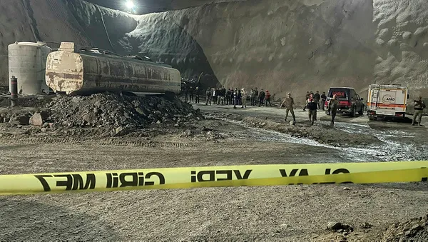 van-hakkari-kara-yolunda-insaat-halindeki-tunelde-gocuk-2-isci-hayatini-kaybetti-1663362956310.jpg Van-Hakkari kara yolunda inşaat halindeki tünelde göçük: 2 işçi hayatını kaybetti - 2