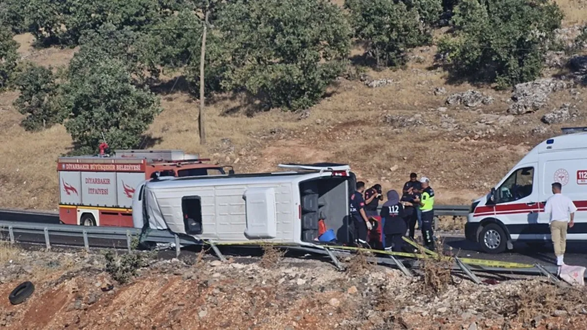 Diyarbakır'da feci kaza: 1 ölü 15 yaralı