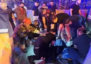 Hatay'da feci kaza: Otomobil duvara daldı