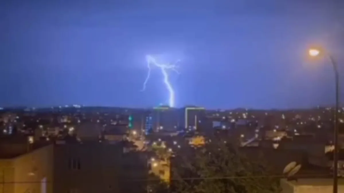 Mardin'de şimşek ve yıldırımlar geceyi aydınlattı