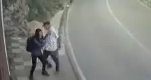 Kadını tartaklarken işçilerden dayak yedi