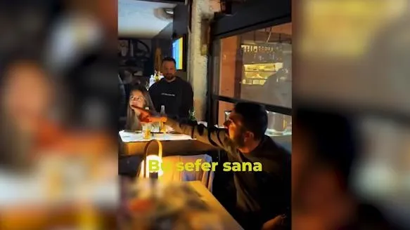 hamza-dagin-alsancak-ziyaretinde-renkli-goruntuler-izmirin-her-sokaginda-her-caddesinde-1706985510017.jpg Hamza Dağ’ın Alsancak ziyaretinde renkli görüntüler! İzmir'in her sokağında her caddesinde halkla iç içe - 2