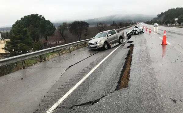 Yüzyılın felaketinde ağır hasar alan TAG Otoyolu trafiğe açıldı! Valilikten vatandaşlara kritik uyarı
