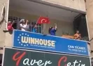 Müthiş görüntü! Ellerde bayraklar balkona döküldüler