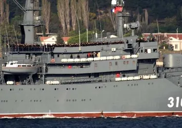 Rus savaş gemisi Boğaz'dan böyle geçti