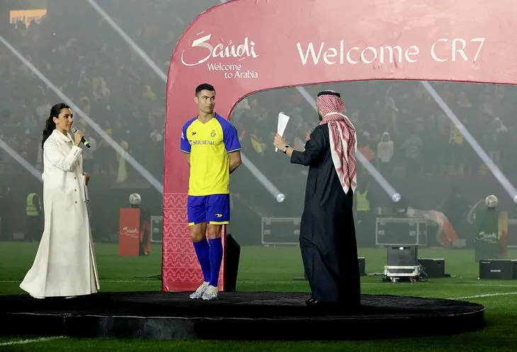 Suudi Arabistan’da Ronaldo çılgınlığı! Görkemli imza törenine damga vuran anlar! Tribünler tıklım tıklım...
