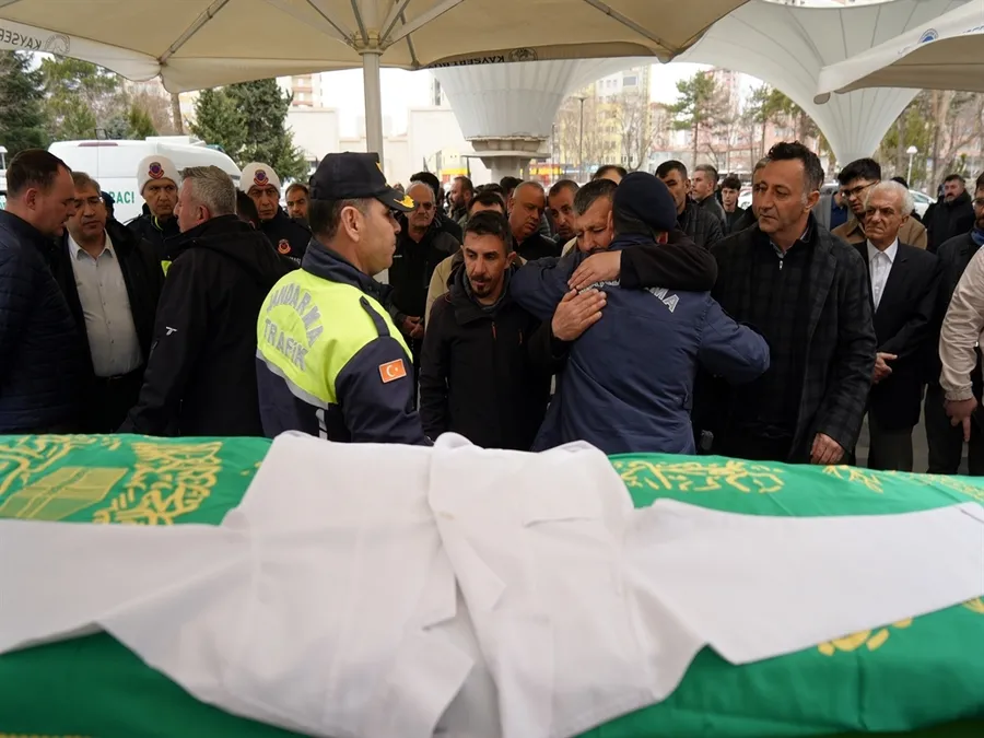 doktor-adayi-yarenin-babasina-son-mesaji-kahretti-1774356222750.jpeg Cenazede Yaren Mercan’ın tabutunun üzerine doktor önlüğü örtüldü. (DHA)