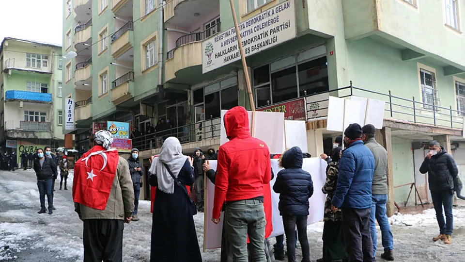 Son dakika: HDP'den evlat nöbeti tutan annelere büyük saygısızlık! Eylemi sabote etmek için bunu yaptılar