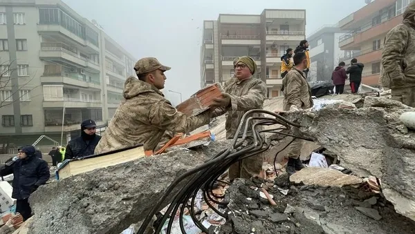 muhalefetin-deprem-bolgesinde-asker-yok-yalani-da-patladi-89-dakika-sonra-kisladan-ciktilar-1677192150090.jpg Muhalefetin 'Deprem bölgesinde asker yok' yalanı da patladı! 89 dakika sonra kışladan çıktılar - 1