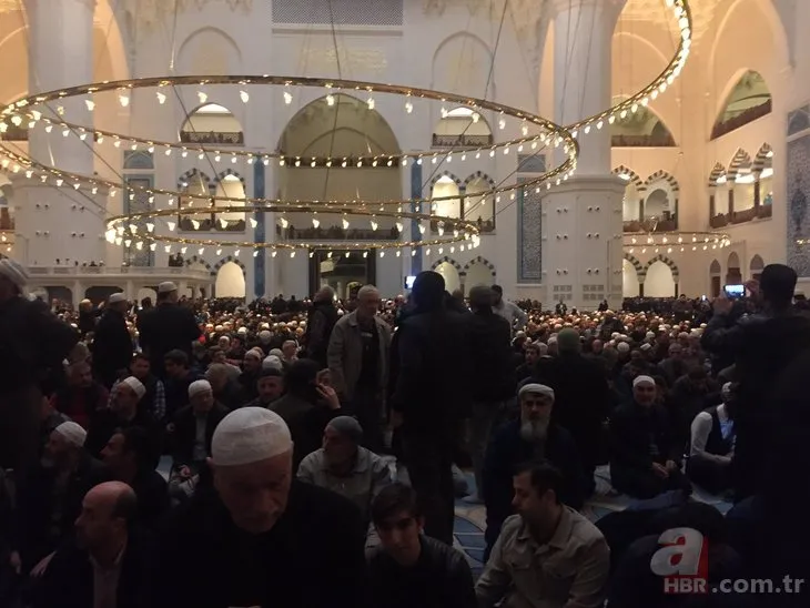 Büyük Çamlıca Camii'nde tarihi kalabalık!