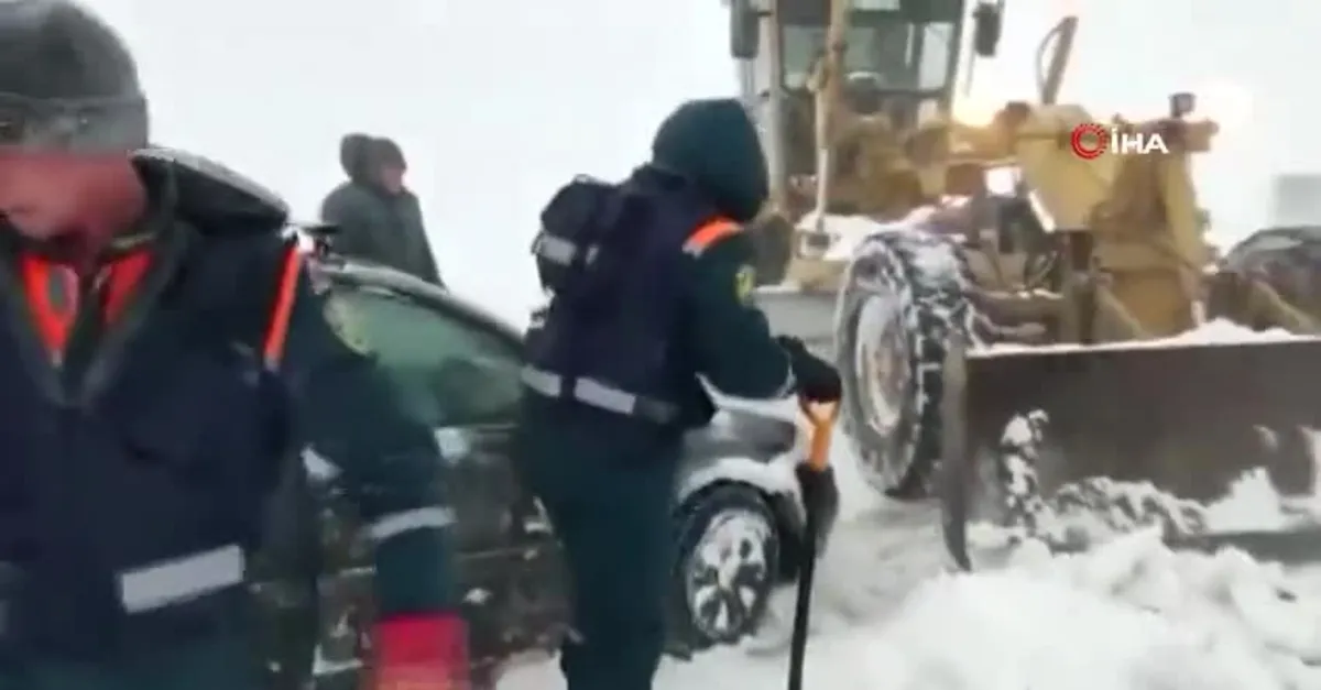 Kar fırtınasına yakalanan 22 araç birbirine girdi: 1 ölü, 18 yaralı
