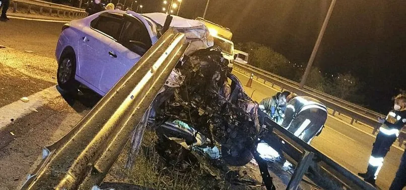 TEM'de feci kaza! Arabanın motoru fırladı