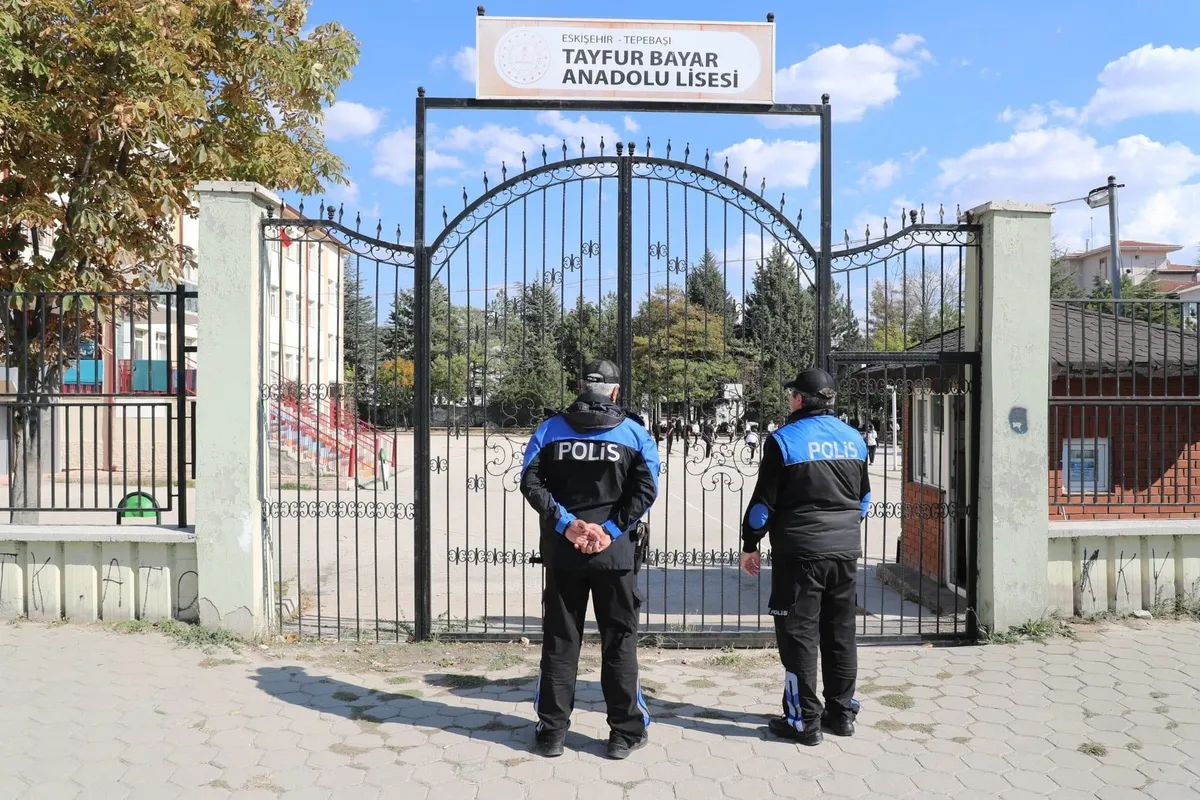 okullara-guvenlik-kalkani-1791608641303.jpg Okullarda güvenlik nasıl artırılacak? 30 bin personel ve X-Ray önerisi - 2