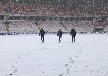 Maç öncesi zemin karla kaplandı