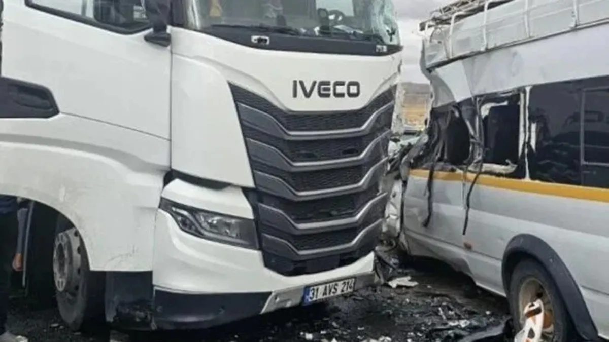 TIR ile minibüs çarpıştı: 9 yaralı