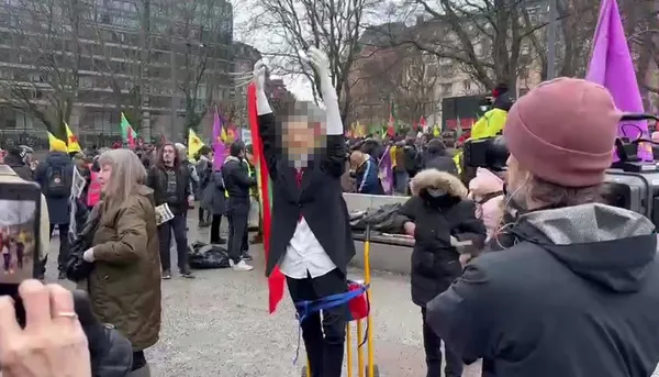 teror-orgutu-pkknin-ussu-isvecte-baskan-erdogana-yonelik-yeni-provokasyon-maketin-basini-keserek-nefret-kustul-1674315183452.jpg Terör örgütü PKK'nın üssü İsveç'te Başkan Erdoğan'a yönelik yeni provokasyon: Maketin başını keserek nefret kustular - 5