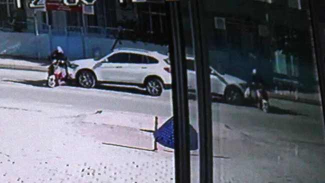 Adana’da cipiyle motosiklet sürücüsüne çarpan kadın sürücü soka girip dakikalarca ağladı - 3