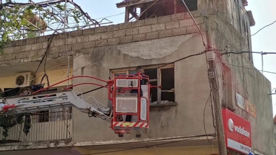 Evde ölü bulunan şahıs sökülen pencereden vinçle çıkarıldı