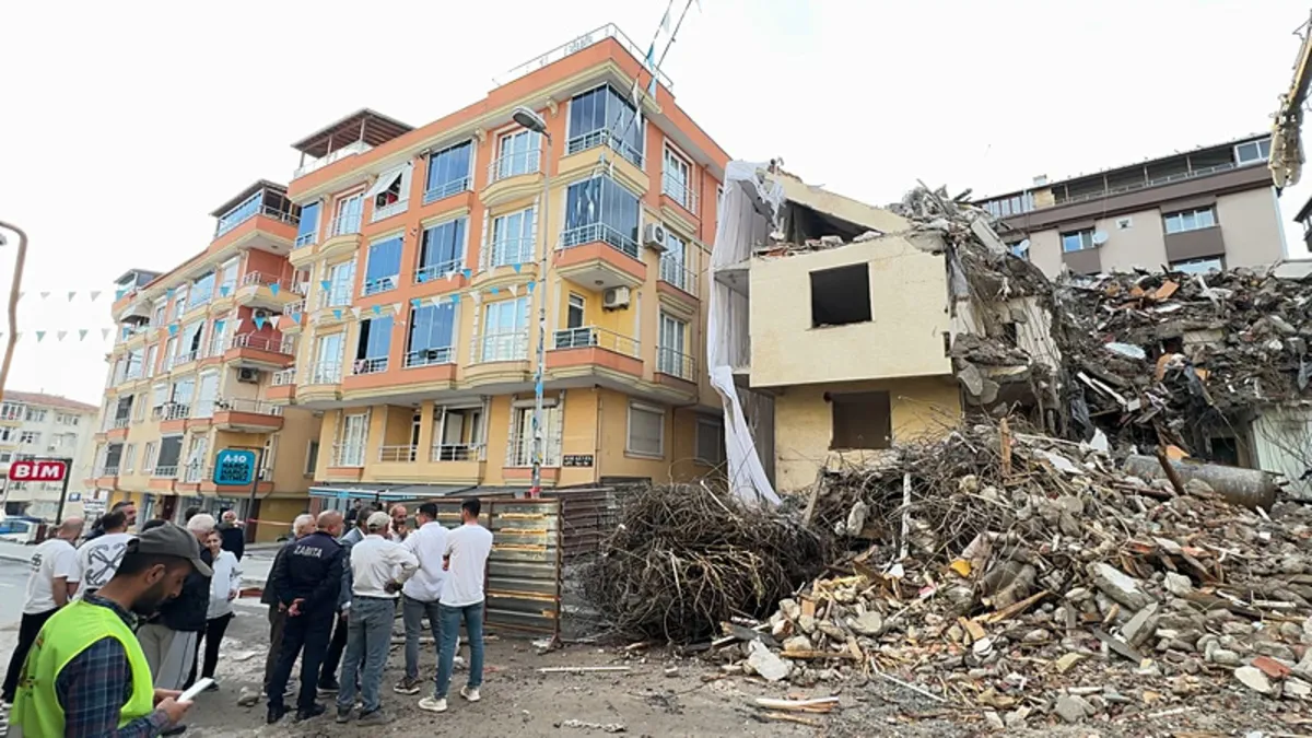 Avcılar'da yıkımda askıda kalan beton parçası krize neden oldu