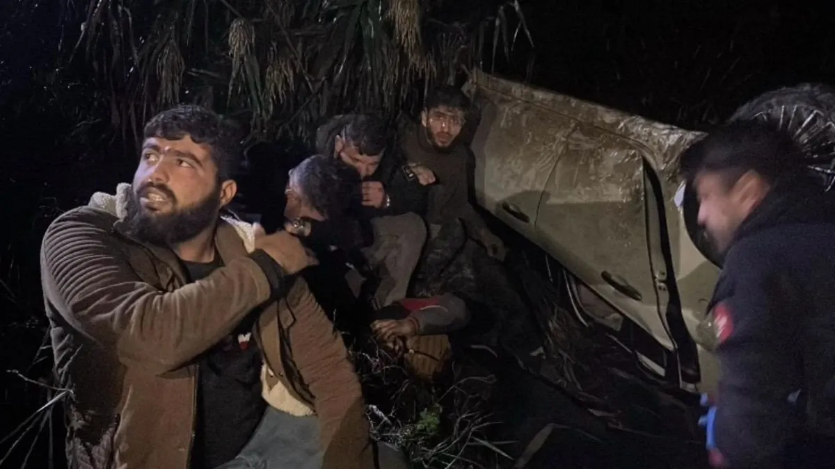 Hatay'da polisten kaçan araçta 9 kaçak göçmen yakalandı