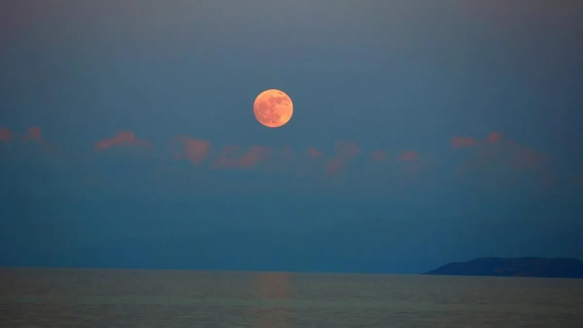 Van Gölü'ndeki dolunay manzarası görenleri mest etti
