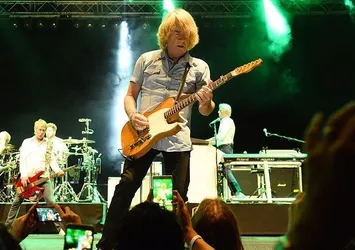 Status Quo grubunun üyesi Rick Parfitt Antalya'da kalp krizi geçirdi