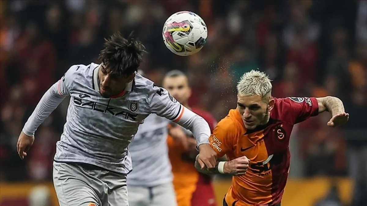 Lider Galatasaray Başakşehir'in konuğu! Okan Buruk'tan sürpriz tercih | İşte muhtemel 11'ler