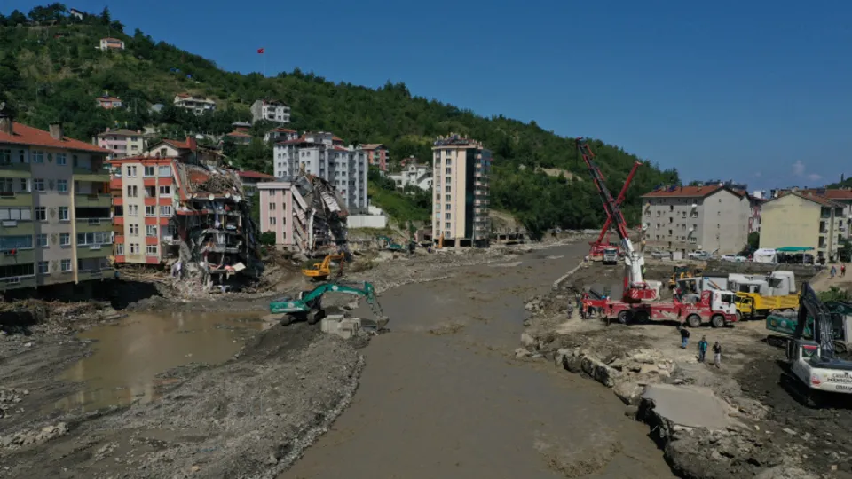 Kastamonu'da sel felaketinin yaraları sarılıyor: Ezine Çayı'na seyyar köprü! A Haber son gelişmeleri bölgeden aktardı