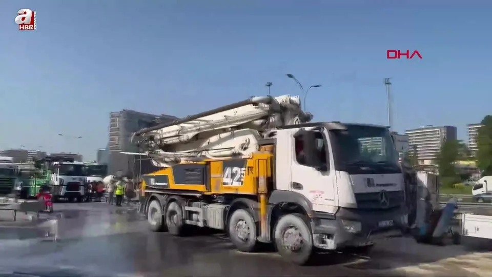 D-100 yan yolda beton mikseri devrildi