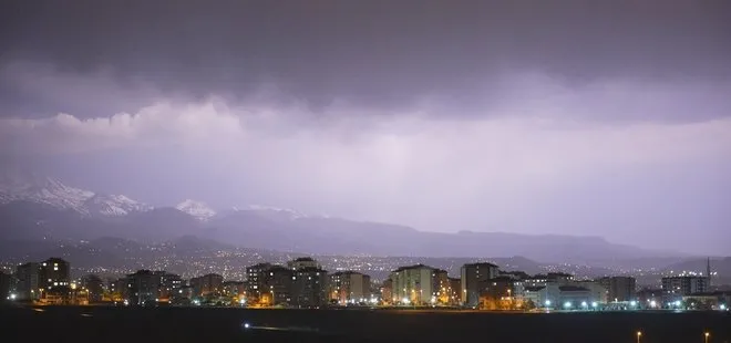 Kayseri'de şimşekler geceyi aydınlattı