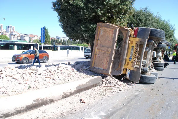 istanbulda-feci-kaza-hafriyat-kamyonu-devrildi-trafik-alt-ust-oldu-1664539488324.jpg