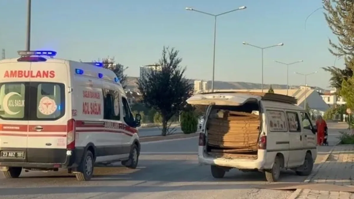 Seyir halindeki panelvandan düşen çocuk ağır yaralandı