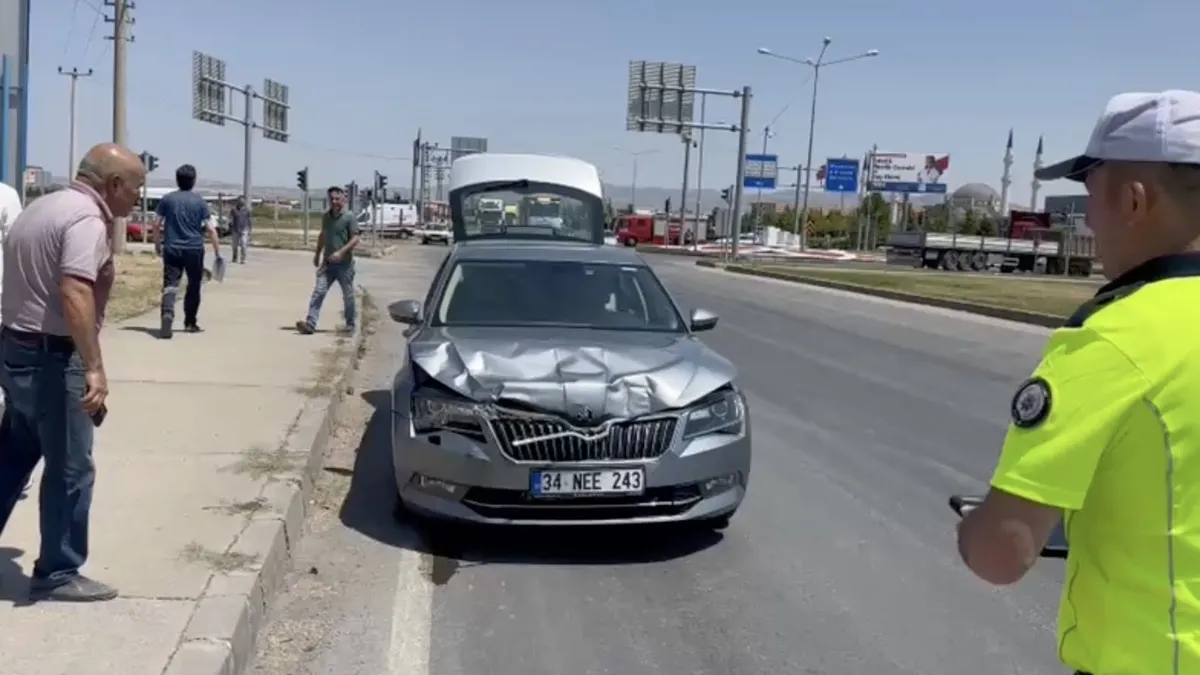 Çorum'da iki otomobil çarpıştı: 3 yaralı