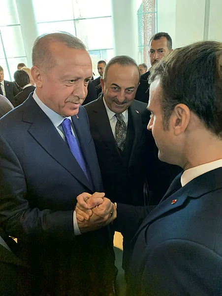 Son dakika: Başkan Erdoğan ile Macron Berlin’de sohbet etti! Dikkat çeken kareler... - 1